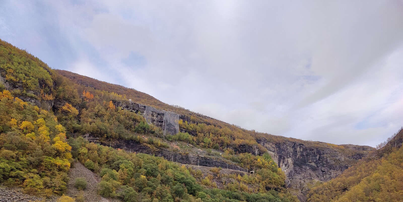 The terrain around the railway, seen from the valley floor